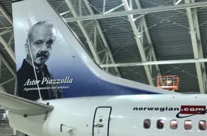 Primer avi&oacute;n de Norwegian Air Argentina con la imagen de Astor Piazzolla en su ala de cola