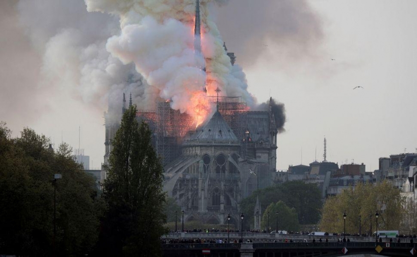 Un incendio destruye la catedral de Notre Dame