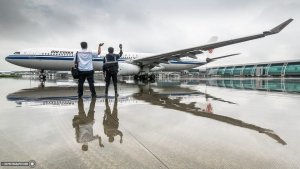 La cálida tradición de saludar al avión