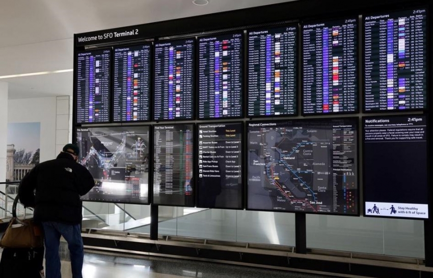 Panel de vuelos en el aeropuerto de San Francisco.