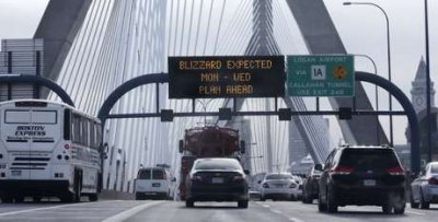 Con una advertencia de tormenta de nieve, automovilistas viajan a trav&eacute;s del Zakim Bunker Hill Bridge en el centro de Boston 
