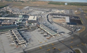 La huelga de controladores a&eacute;reos y personal de aeropuertos en Italia cancela 721 vuelos