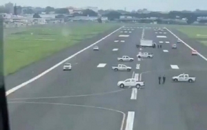 El ins&oacute;lito video de c&oacute;mo impidieron que un vuelo procedente de Madrid aterrizara en Ecuador por temor al coronavirus