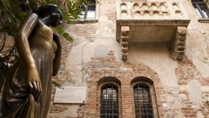Es tradici&oacute;n tocar un seno de la &laquo;enamorada&raquo; para encontrar el verdadero amor.