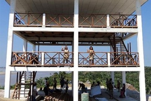 Mirador tur&iacute;stico para apreciar la majestuosidad del Amazonas