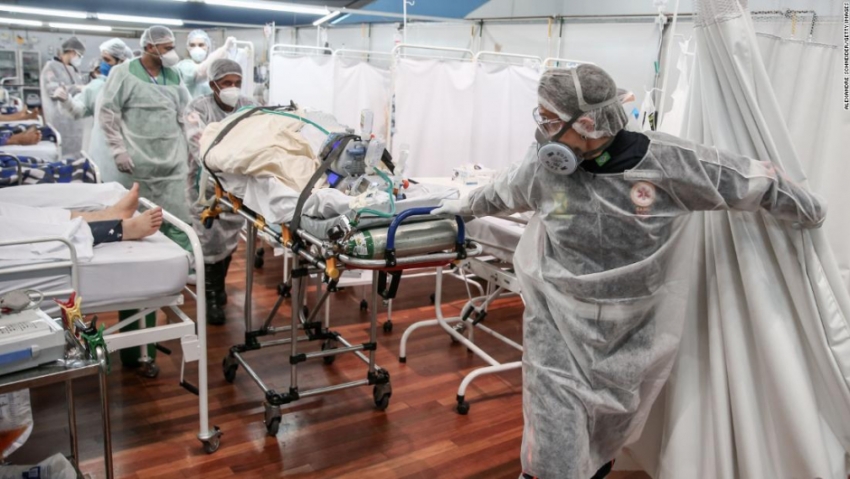 El personal m&eacute;dico transporta a un paciente en una camilla en un hospital de campa&ntilde;a el 11 de marzo de 2021 en Santo Andre, Brasil.