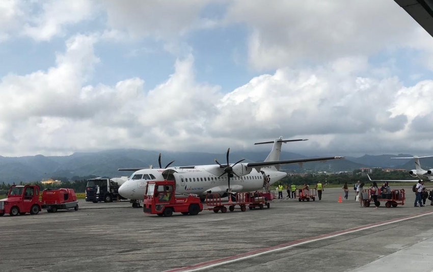 Aeropuerto de Hondarribia con el ATR de Air Nostrum recién aterrizado