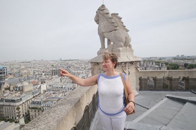 La arquitecta Laurence Fouqueray, responsable de la restauración, visita la parte superior de la torre Saint-Jacques