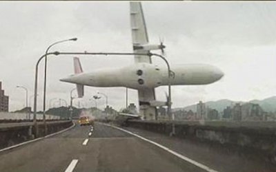 Un avi&oacute;n choca con un puente en pleno aterrizaje; mueren 19 personas