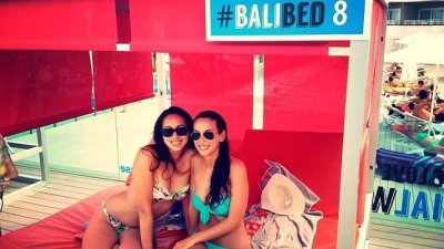 Clientas del Sol Wave House, en una cama balinesa reservada con su correspondiente hashtag.