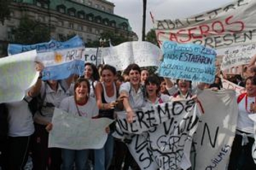 Protestas de alumnos estafados por una empresa de turismo, en 2006. 