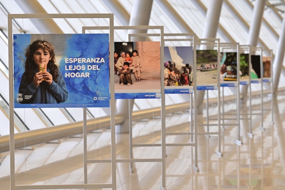 ACNUR inauguró muestra fotográfica “Esperanza Lejos del Hogar” en el Aeropuerto Internacional de Carrasco