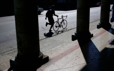 Un hombre corre en la calle con su bicicleta en La Habana, Cuba, el jueves 1 de noviembre de 2018. 