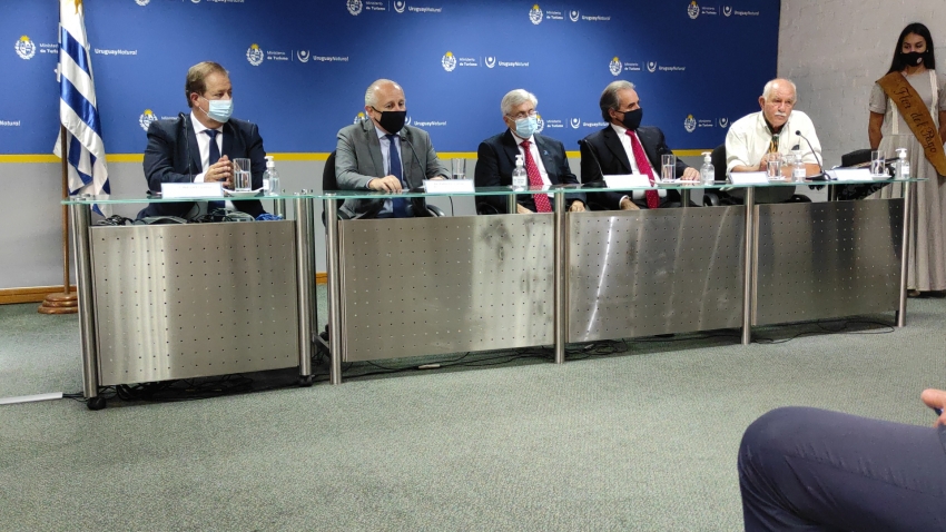 Intendente de Tacuaremb&oacute;, Wilson Ezquerra; Ministro de Educaci&oacute;n y Cultura: Pablo Da Silveira; Ministro de Turismo, Tabar&eacute; Viera; Subsecretario de Turismo: Remo Monzeglio; Presidente de la Comisi&oacute;n Organizadora de La Fiesta de la Patria Gaucha, Hugo Pereda