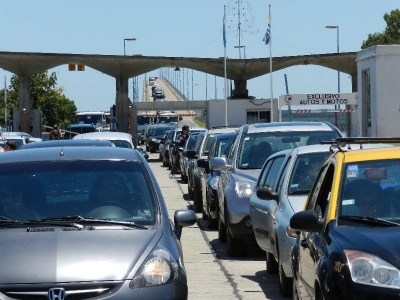 Mayor ingreso de turistas por los puentes y descenso por vía aérea