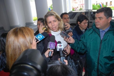 Una escena muy común: Liz Cramer y la prensa. Su tarea de difusión del destino turístico guaraní la muestra siempre con disposición para el diálogo.