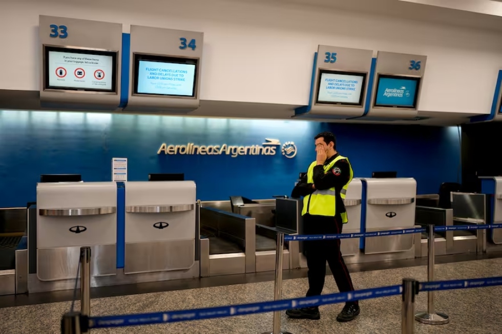 Un oficial de seguridad se encuentra en el mostrador vacío de Aerolíneas Argentinas cuyos trabajadores están en huelga por salarios más altos en el aeropuerto Jorge Newbery en Buenos Aires, Argentina, el viernes 13 de septiembre de 2024.