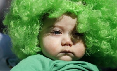 San Patricio ti&ntilde;e al mundo de verde
