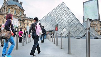 Bajo vigilancia. Turistas chinos, en inmediaciones del Louvre, presa f&aacute;cil de los punguistas en Par&iacute;s.