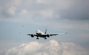 Aerol&iacute;neas de AL demandan bajar tarifas aeroportuarias