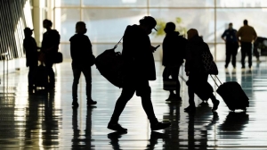 Varios pasajeros caminan el 27 de octubre de 2020 por el Aeropuerto Internacional de Salt Lake City.