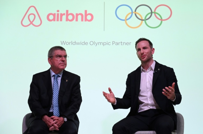 Thomas Bach (izq) escucha a Joe Gebbia, cofundador de Airbnb, durante el acto de presentaci&oacute;n del acuerdo de patrocinio, el 18 de noviembre de 2019 en Londres