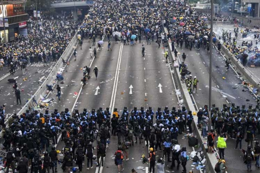 Protestas afectan comercio minorista y turismo en Hong Kong