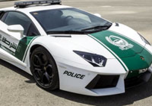 La policía de Dubai se sube a un Lamborghini para patrullar por zonas turísticas