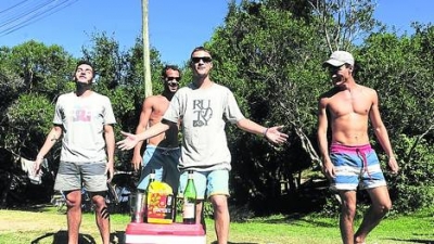 Para ahorrar, argentinos llevan valijas con comida y hasta nafta a Uruguay