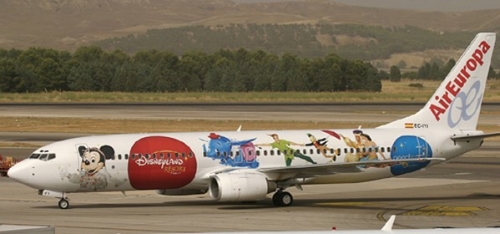 Air Europa festeja el aniversario de Disneyland Par&iacute;s decorando sus aviones