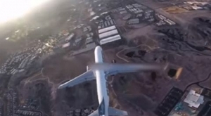 Drone vuela sobre avi&oacute;n de Frontier en aproximaci&oacute;n