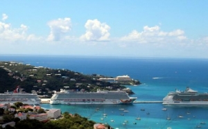 Amarrados un crucero de Carnival, otro de Norwegian y un tercero de Royal Caribbean. las tres empresas m&aacute;s grandes del mercado mundial de cruceros.