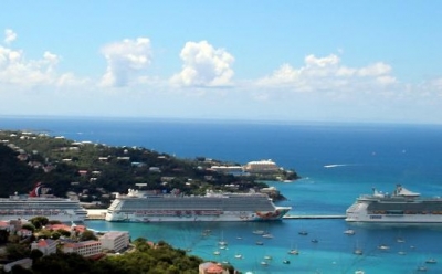 Amarrados un crucero de Carnival, otro de Norwegian y un tercero de Royal Caribbean. las tres empresas m&aacute;s grandes del mercado mundial de cruceros.
