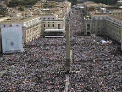  Beatifican a Juan Pablo II ante millones de personas en la Plaza de San Pedro