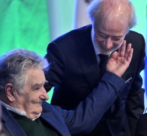 Con trajes de amianto: López Mena y Mujica otra vez en el Conrad