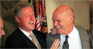 Bill Clinton con James Carville, su asesor en la campaña de 1992 cuando se generase la célebre frase &quot;Es la economía, estúpido&quot;.