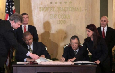 El documento fue firmado por el Excelent&iacute;simo Sr. Anthony Foxx, Secretario de Transporte de los Estados Unidos de Am&eacute;rica y Adel Yzquierdo Rodr&iacute;guez, Ministro de Transporte de Cuba. 