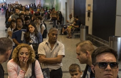 Largas colas y fastidio entre los pasajeros.