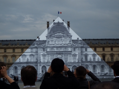 Cómo se ha hecho desaparecer la Pirámide del Louvre (vídeo)