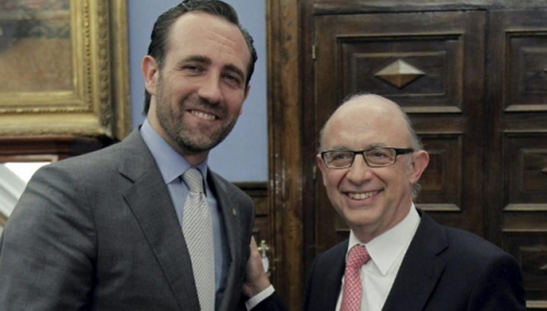 El ministro Crist&oacute;bal Montoro y el presidente de Baleares, Jos&eacute; Ram&oacute;n Bauz&aacute;.