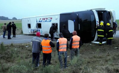 Volcó ómnibus con pasajeros que volvía de Brasil