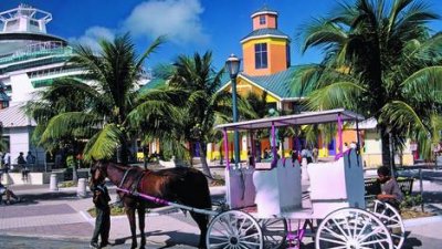 En la zona portuaria de Nassau, donde amarran los cruceros, se inician los recorridos turísticos.