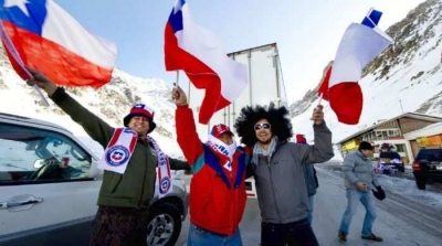 Hinchas chilenos desaf&iacute;an el fr&iacute;o y las largas esperas aduaneras en el paso Los Libertadores. Escenas similares se ven en nuestra ciudad. (AFP)