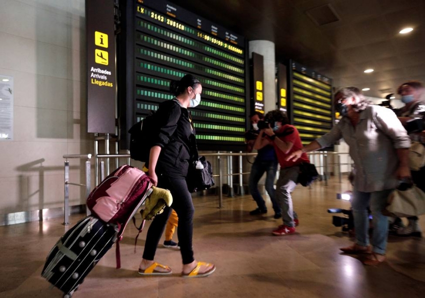 El primer avi&oacute;n que llega a Valencia procedente del extranjero cuyos viajeros est&aacute;n obligados a pasar una cuarentena ha aterrizado unos minutos antes de las 14 horas de este jueves en el aeropuerto de Manises, procedente de Zurich y operado por la compa&ntilde;&iacute;a Swiss.EFE/ Manuel Bruque