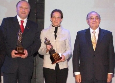 La empresaria Jeannette Schiess recibe su distinción junto al alcalde de Temuco, Miguel Becker y el presidente de Radio Agricultura, Domingo Romero.