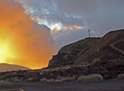 Volc&aacute;n Masaya lanza rocas incandescentes, cenizas y gases en Nicaragua