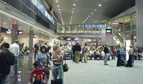 Las aerolíneas de EEUU mejoran en su tratamiento de los pasajeros, pero poco 