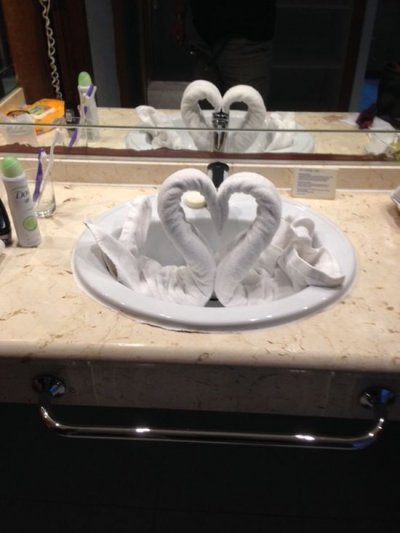 M&aacute;s all&aacute; de un simple gesto de cordialidad y hospitalidad, lo que vemos en la imagen es una de las principales formas de ingresos de los cubanos: la propina.